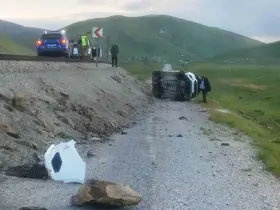 Van’da şarampole yuvarlanan kamyonetin sürücüsü yaralandı
