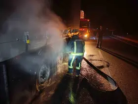 Van’da seyir halindeki tırın lastikleri yandı
