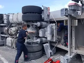 Van’da tır devrildi: 1 yaralı