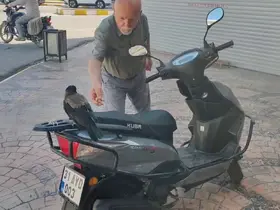 Vatandaşın ‘Paramı ver’ sözlerini umursamayan mahallelinin dostu karga, ağzındaki parayla görüntülendi
