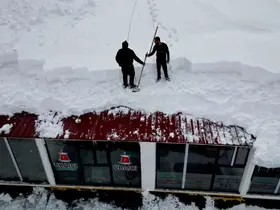 Vatandaşlar zarar görmesin diye çatılarda temizlik mesaisi başladı
