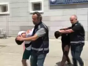 "Vatandaşlık vereceğiz" yalanıyla aldıkları 175 gram altınla kaçan dolandırıcılar yakalandı
