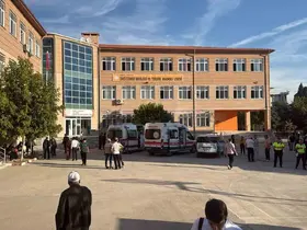 Veliler silah seslerinin yükseldiği okula akın etti
