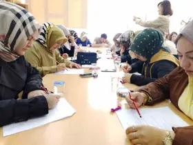 Veliler sınav sıralarına çocukları için oturdu
