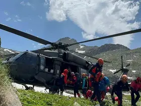 Verçenik Dağı’nda nefes kesen kurtarma: Yaralı kadın dağcı saatler süren operasyonla helikoptere ulaştırıldı

