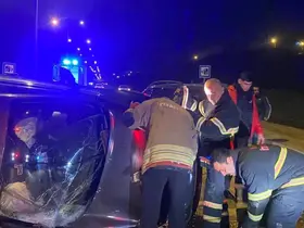 Vidanjöre çarparak devrilen otomobilin sürücüsü yaralandı
