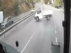Virajı alamayan kamyonet spin attı: O anlar kamerada
