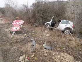 Virajı alamayan otomobil ağaçlara çarparak durabildi: 3 yaralı
