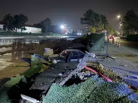 Virajı alamayan otomobil şantiyeye uçtu
