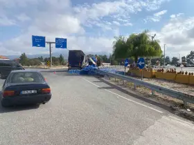 Virajı alamayan su yüklü tır devrildi
