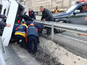 Virajı alamayan tır bariyerlere saplandı: Sürücü yaralandı
