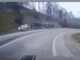 Virajı alamayan tır devrildi, sürücü yaralandı: Kaza anı kamerada
