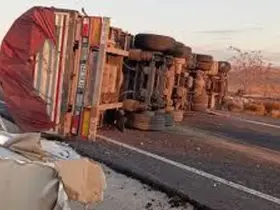 Yağ yüklü kamyon devrildi: 1 yaralı