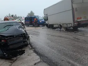 Yağış kazayı beraberinde getirdi: Karavan otomobille çarpıştı
