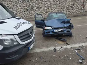 Yağış sebebiyle kafa kafaya çarpıştılar
