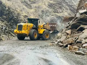 Yağış sonrası kopan kaya parçaları yolu ulaşıma kapattı
