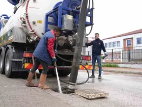 Yağışlarla birlikte mazgallar temizleniyor
