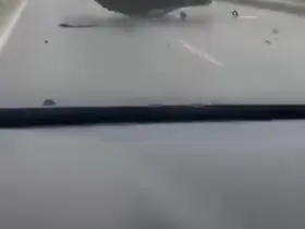 Yağışlı yolda makas atan otomobil tepetaklak oldu
