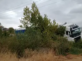 Yağışta yoldan çıkan tır şarampole girdi
