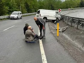 Yağmur Kazayı Getirdi: Hafif Ticari Araç Kontrolden Çıktı, Sürücü Camdan Fırladı
