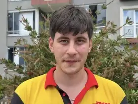 Yağmur suyu borusuna sıkışan yavru kedi uzun uğraşlar sonrasında kurtarıldı
