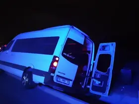 Yağmur suyu tahliye kanalına düşen minibüsteki turist yaralandı
