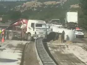 Yakıt tankeri devrildi, kara yolunda ulaşım aksadı
