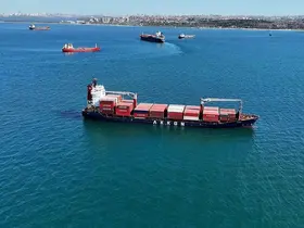 Yalılara metreler kala karaya oturan gemi havadan görüntülendi
