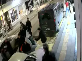 Yalova’da 9 kişilik grubun esnafa saldırdığı anlar kamerada
