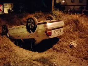 Yalvaç’ta sürücüsünün köpeğe çarpmamak için manevra yaptığı otomobil şarampole devrildi
