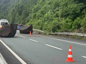 Yamaçtan kopan dev kayalar Karadeniz Sahil Yolu’na düştü
