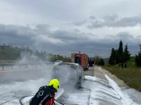 Yanan araca itfaiye müdahale etti
