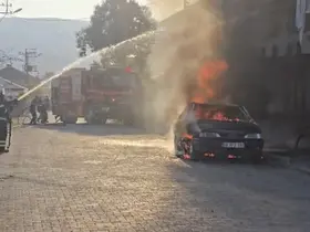 Yanan otomobilin alevleri balkondaki çamaşırları tutuşturdu
