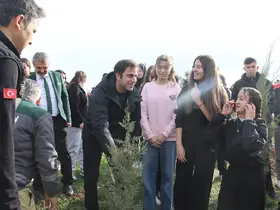 Yangında küle dönen ormanlık alanda fidan diktiler
