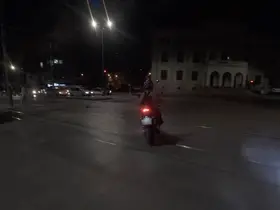 Yanlış yöne giren arkadaşını doğru yola gülerek çağırdı
