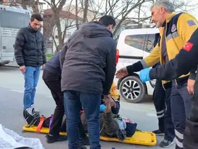 Yaralı motosiklet sürücüsü yaralı annesinin elini tutup moral verdi
