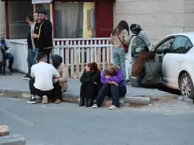 Yaralı öğrencilerin ailelerinin hastane önündeki bekleyişi sürüyor
