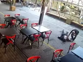 Yardım ediyormuş gibi yaptı, cüzdanını çaldı
