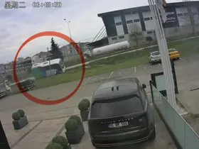 Yarışmadan dönen öğrencileri taşıyan aracın kaza anı güvenlik kamerasına yansıdı
