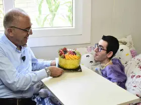 Yaşama sevincini kaybetmeyen kas hastası genç 26. yaşını kutladı
