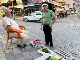 Yaşına rağmen tarlasında yetiştirdiği doğal ürünleri pazarda satıyor
