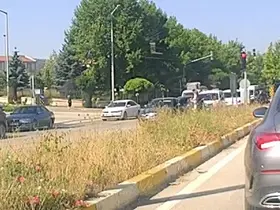 Yaşlı kadına yol vermek isteyen araca başka bir otomobil arkadan böyle çarptı
