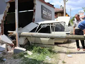 Yaşlı karı koca duvara çarpan otomobilde can verdi
