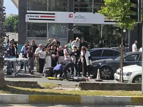 Yaya yolunu kullanan 3 tekerli motosiklet ile otomobil çarptıştı: 1 yaralı
