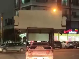 Yayaların canını hiçe sayan sürücü, trafiğe aldırmadan motosiklet üzerinde koltuk taşıdı
