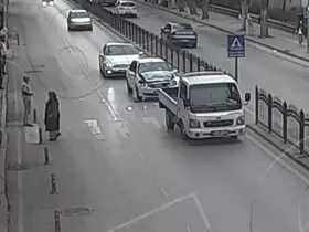 Yayaya yol veren kamyonete otomobil çarptı
