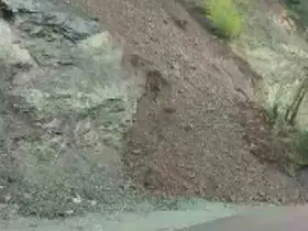 Yayla yolunda toprak kayması yaşandı
