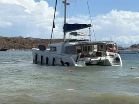 Yelkenli katamaran karaya oturdu
