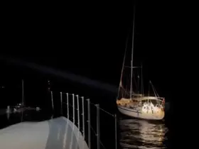 Yelkenli teknede 11 düzensiz göçmen ile 2 göçmen kaçakçısı yakalandı
