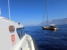 Yelkenli teknede 16’sı çocuk 64 düzensiz göçmen yakalandı
